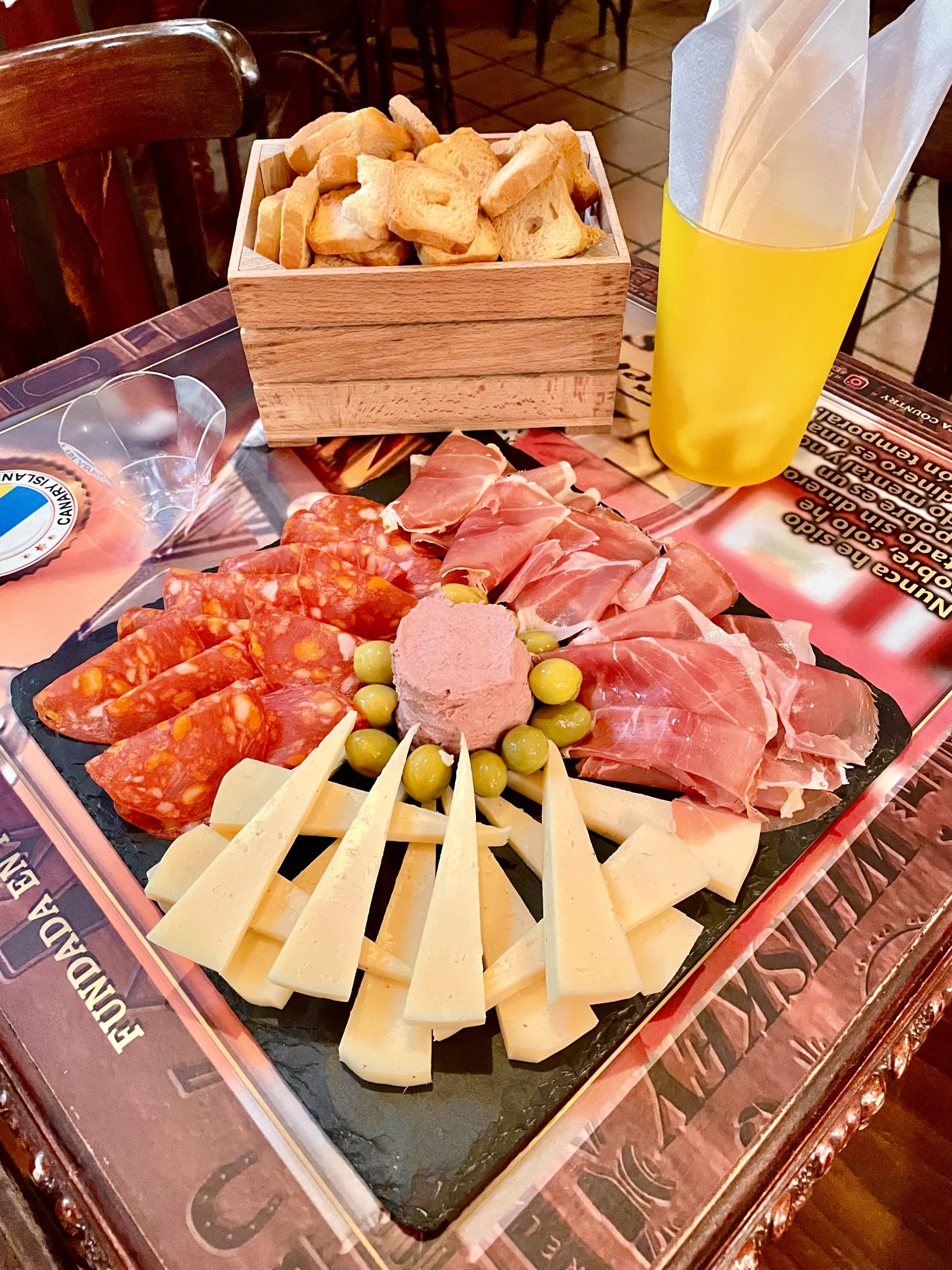 Tabla de embutidos y quesos en Lagunita Country